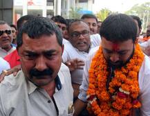 જયેશ રાદડિયા ફોર્મ ભરવા ગયા ત્યારે વિઠ્ઠલ રાદડિયાના ભાઈ કેમ ધ્રુસકે ધ્રુસકે રડી પડ્યા? જાણો વિગત