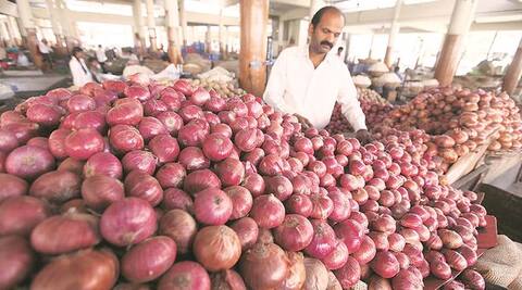 Nashik Onion : लाल कांदा बाजारात यायला सुरुवात, कांद्याची मागणीत वाढ पण उत्पन्न नाही