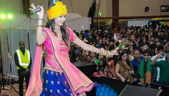 સંગીતની દુનિયામાં કિંજલ દવે 100થી વધુ આલ્બમ કરી ચૂકી છે. કિંજલ દવે હાલ પરિવાર સાથે અમદાવાદમાં રહે છે.