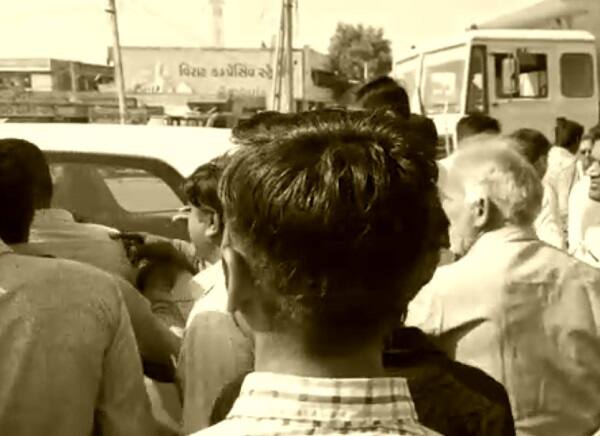 મામલો ઉગ્ર બનતા ભાજપના ઉમેદવાર અને પાસ કન્વીનર વચ્ચે થોડીવાર માટે ઝપાઝપી અને બાદમાં ગાળાગાળીનાં દ્રશ્યો સર્જાયા હતાં. બનાવને પગલે સ્થળ પર હાજર લોકોએ સમજાવટ કર્યા બાદ ઉમેદવાર રવાના થયા હતાં. 