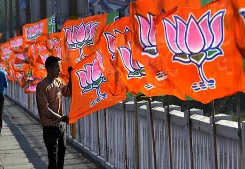 જ્યારે પૂર્વ બેઠક પર ઉમેદવાર અરવિંદ રાણા સાથે એકમાત્ર ધારાસભ્ય રણજિત ગિલીટવાલા ગેરહાજર રહ્યા હતાં. જે માટે તબિયત બગડ્યાનું કારણ જાણવા મળ્યું હતું. જોકે, તેઓની નારાજગી જ મુખ્ય કારણ હતું. એવું ઘણાં કાર્યકરો માનતા હતા જે વાત ગિલીટવાલાએ જાતે જ ફેસબુક પોસ્ટ મૂકીને સ્પસ્ટકરી દીધી છે. 