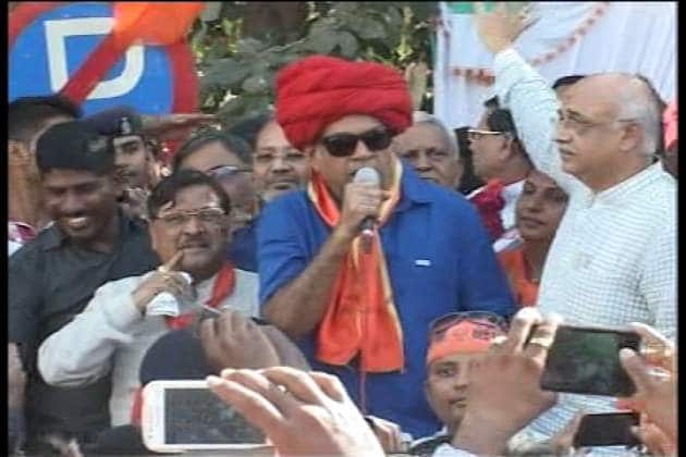 નોંધનીય છે કે રાજકોટમાં ભાજપના કાર્યકરોને સંબોધતા પરેશ રાવલે કહ્યું હતું કે, સરદાર પટેલે સમગ્ર દેશને એક કર્યો હતો અને રાજા-રજવાડાઓનાં વાંદરાઓને સરખા કર્યા હતા. ઝાલાએ જણાવ્યું હતું કે, પરેશ રાવલે દેશ માટે પોતાના રજવાડા સમર્પિત કરી દેનાર રાજવીઓનું અપમાન કર્યું છે. આ અપમાન ક્ષત્રિય સમાજ સાંખી લેશે નહીં.પરેશ રાવલ માફી નહીં માગે તો તેમની સામે આંદોલન કરવામાં આવશે. એના ભાગરૂપે સમગ્ર ગુજરાત રાજ્યમાં કરણીસેનાના કાર્યકરો રવિવારે પરેશ રાવલના પૂતળાં બાળી વિરોધ કરશે.