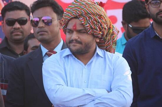 આ વિસ્તારના ભાજપના ઉમેદવાર માટે મારા બાપા જો પ્રચાર માટે આવે તો પણ ભાજપને મત ના આપતા, અને મેં રસ્તામાં આવતા જોયું કે કેનાલો આજુબાજુના ખેતરો ખારાશથી ખેદાન મેદાન થઈ જતાં રણકાંઠાના અનેક ખેડૂતો પાયમાલ થઈ ગયા છે. 