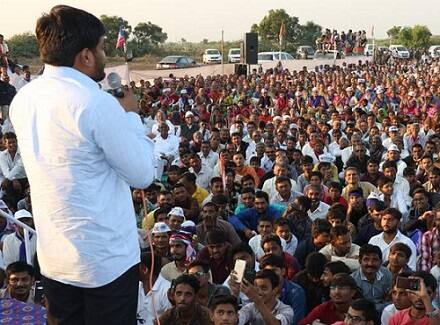 ખેડૂતોને એમની ઊપજનો યોગ્ય ભાવ મળતો નથી અને વિજળી પણ મળતી નથી આથી લોકોએ આ બાબતે યોગ્ય નિર્ણય લઈ યોગ્ય ઉમેદવારને જીતાડવા કટીબદ્ધ બનવું જોઇએ તેવું હાર્દિક પટેલે જણાવ્યું હતું. 