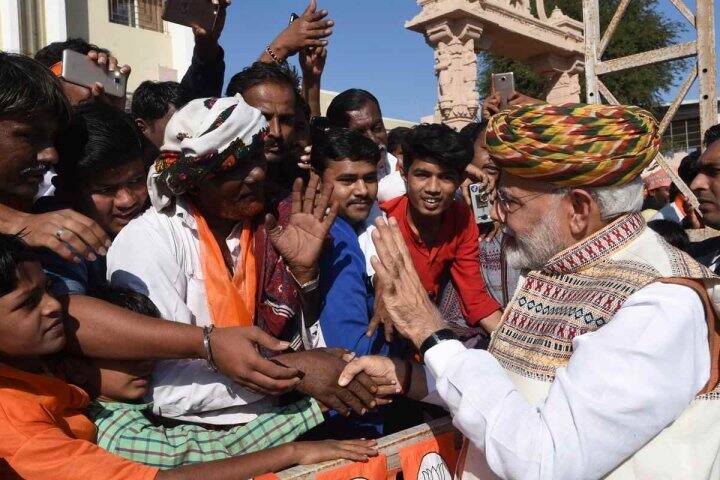 અબડાસા વિધાનસભામાં માતા આશાપૂરાના ધામમાં જઇને, માતાના ચરણોમાં આશીર્વાદ લેવાનું સૌભાગ્ય મળ્યું છે. માતાના દર્શન કરીને કચ્છની ધરતીથી ગુજરાતમાં ખૂણે-ખૂણે જનતાના દર્શન કરવા અને આશીર્વાદ લેવા માટે નીકળ્યો છું. વધુ તસવીરો જુઓ આગળની સ્લાઈડ્સમાં....