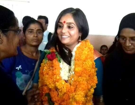 વડોદરા : મોદી પર બંગડી ફેંકનાર મહિલા ચંદ્રીકાબેન સોલંકીએ અપક્ષ ઉમેદવારી કરીને સૌ-કોઇને ચોંકાવી દીધા છે. કૉંગ્રેસ તરફથી ટિકિટ ન આપતા ચંદ્રીકાબેને અપક્ષ ઉમેદવારી કરીને ભાજપ સામે મોરચો ખોલ્યો છે.