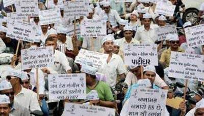 કોંગ્રેસે પાસના બે ટેકેદારોને સમાવવા માટે તેની પ્રથમ યાદીમાં ફેરફાર કર્યા હતા. વરાછા રોડ સીટ પરથી ધીરૂ ગજેરા અને કામરેજ બેઠક પરથી અશોક જરીવાલાને કોંગ્રેસે મેદાનમાં ઉતાર્યા છે. પાસના સૂત્રો મુજબ તેમણે ૯ બેઠકો માંગી હતી, પરંતુ કોંગ્રેસે પાંચ બેઠકો આપવા તૈયારી દર્શાવી હતી.