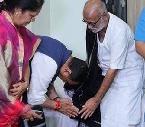 રાજકોટઃ મુખ્યમંત્રી રૂપાણી મોરારિ બાપુના આશીર્વાદ લેવા ઉપડી ગયા, જતાં જ પગે પડ્યા, જુઓ તસીવરો રાજકોટઃ મુખ્યમંત્રી રૂપાણી મોરારિ બાપુના આશીર્વાદ લેવા ઉપડી ગયા, જતાં જ પગે પડ્યા, જુઓ તસીવરો