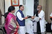 રાજકોટઃ મુખ્યમંત્રી રૂપાણી મોરારિ બાપુના આશીર્વાદ લેવા ઉપડી ગયા, જતાં જ પગે પડ્યા, જુઓ તસીવરો