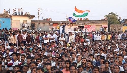 હાર્દિકે જણાવ્યું હતું કે, ગુજરાતમાં મને એક જગ્યાએ વિકાસ દેખાડો તો આંદોલન બંધ કરી નાખીશ. ખેડૂતો આપઘાત કરે છે. ખેડૂતને કોઈ જાતિ સાથે સરખાવાની જરૂર નથી. ભાજપ બે દાયકાથી સત્તા પર છે. પરંતુ યુવાનો સરકારી ભરતીમાં 200માંથી 180 માર્કસ લાવે તો તેને કોલલેટર મળતો નથી. જે સમાજ હક્ક માગે તેને સરકાર ગોળી અને લાઠી આપે છે. હવે પરિવર્તન માટેનો સમય આવી ગયો છે.