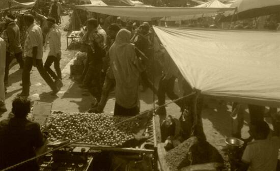 દેવગઢ બારિયા વિધાનસભા બેઠકમાં આવતાં ધાનપુર ગામમાં ગુરૂવારના રોજ હાટ ભરાયો હતો. આ હાટમાં સંખ્યાબંધ વેપારીઓ પોતાના વાહન લઈને તેમજ આસપાસના ગામના લોકો પથારા નાખીને વેપાર કરવા માટે બેઠા હતાં. તે વખતે હાટ બજારમાં પ્રચાર કરવા માટે ભાજપ અને કોંગ્રેસ પક્ષના કાર્યકરોએ રેલી યોજી હતી. તે સમયે બંને પક્ષની રેલી સામ સામે આવી ગઈ હતી. 