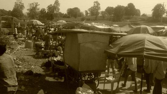 બંને પક્ષના કાર્યકરો પ્રતિસ્પર્ધિઓને સામસામે જોઈને જોશમાં આવીને મોટેથી સૂત્રોચ્ચાર કરવા લાગ્યા હતાં. સુત્રોચ્ચાર બાદ સામાન્ય બોલાચાલી થઈ હતી બાદ પથ્થરમારો શરૂ થઈ ગયો હતો. હાટ બજારમાં પથ્થરમારાથી વેપારીઓ અને ત્યાં ખરીદી માટે આવેલા લોકોમાં દોડધામ મચી ગઈ હતી. 