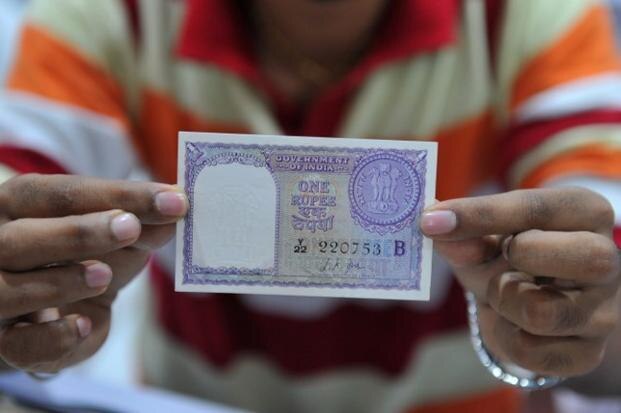 Your old Re 1, Rs 5, Rs 10 notes can fetch you anywhere from Rs 1.5 lakh to 5 lakh, know in details Old Indian Notes: পুরোনো নোট দিতে পারে ১ লক্ষ টাকা, এই নম্বর থাকলেই বাজিমাত