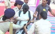 CM વિજય રૂપાણીની સભામાંથી શહીદ જવાનની પુત્રીને ટીંગાટોળી કરી મહિલા પોલીસ બહાર લઈ ગઈ, જાણો કેમ