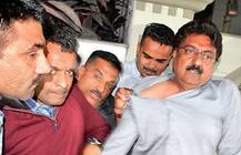 ઈન્દ્રનીલ રાજ્યુગુરુએ સમર્થકો સાથે CM રૂપાણીના બંગલે કરી ધમાલ, ટોળાં પર પોલીસે કર્યો લાઠીચાર્જ, જાણો વિગત