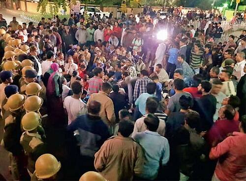 પોલીસને પણ કહ્યું હતું કે, અમને બધાંને પણ માર મારો. આ સમયે પોલીસ અને કોંગ્રેસના કાર્યકરો વચ્ચે ભારે ઘર્ષણ થયું હતું. જ્યાં ધક્કા-મુક્કીના દ્રશ્યો જોવા મળ્યા હતાં. પોલીસે ટોળાંને વિખેરવા માટે હળવો લાઠીચાર્જ પણ કર્યો હતો.