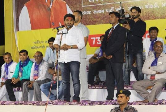 જુનાગઢ: જુનાગઢના ઝાંઝરડા ચોકડી પાસે પાટીદાર અનામત આંદોલનના કન્વીનર હાર્દિક પટેલે સભા યોજી હતી. ચૂંટણીને લઈને કટાક્ષ કરતા જણાવ્યું હતું કે, જ્યારે મત લેવાની વારી આવે છે. ત્યારે ઉમેદવારો અને પક્ષના લોકો ચવાણાથી મત ખરીદવા માંગે છે. આ સરકાર અમને ખેતી કરવાની પદ્ધતિ શિખવાડવા નિકળ્યાં છે, એમને કહી દઈએ કે અમે ખેડૂત પુત્ર છીએ અમને ખેતી કરતા આવડે છે. પાટીદારો ખેડૂત છે અને ખેતીના ભાવ સરકાર નક્કી કરશે. કોઈ પણ સ્ટેટ એવું નથી જ્યાં એક જ સરકાર 25 વર્ષથી રાજ કરતી નથી.