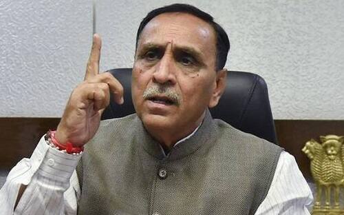 નરેશ શાહ નામની વ્યક્તિ સાથે વિજય રૂપાણી ફોન પર વાત કરે છે અને વચ્ચે બોલે ત્યારે અગત્યનો ફોન આવ્યો હોવાનું જણાવી બાદમાં વાત કરવા કહે છે. સામે રહેલા નરેશ હાજી હાજી કરે છે. સામે રૂપાણી કોઈને કહે છે કે બે મિનિટ બે મિનિટ પછું કરું અગત્યનો ફોન છે. પછી તેઓ વાત કરવાની શરૂઆત કરે છે. 