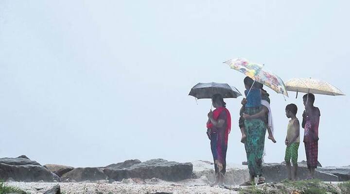 ‘ઓખી’ વાવાઝોડાના કારણે ગુજરાતમાં કમોસમી વરસાદ થશે. ‘ઓખી’ વાવાઝોડું મંગળવાર એટલે કે 5 ડિસેમ્બરે સુરત અને નવસારીની વચ્ચેથી ગુજરાતમાં પ્રવેશ કરશે. મંગળવાર સુધીમાં વાવાઝોડું લો-પ્રેશરમાં ફેરવાઇ જશે. તેના કારણે દક્ષિણ ગુજરાતના કેટલાક વિસ્તારોમાં હળવાથી ભારે વરસાદ પડવાની પૂરેપૂરી સંભાવના છે.