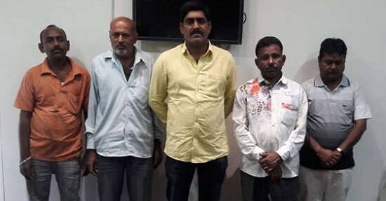 રાજકોટ: વિજય રૂપાણીના નિવાસસ્થાને તોડફોડ અને ટોળાંને ઉશ્કેરવા સંદર્ભે કોંગ્રેસના ઉમેદવાર ઈન્દ્રનીલ રાજ્યગુરુ અને મહેશ રાજપૂત સહિતના ટોળાં સામે ગુનો નોંધવામાં આવ્યો હતો. ગાંધીગ્રામ પોલીસે ઇન્દ્રનીલ રાજગુરુ, મિતુલ દોંગા, કાર્યકારી પ્રમુખ મહેશ રાજપૂત સહિત 250 જેટલા લોકો સામે ગુનો નોંધ્યો છે. આ તમામ લોકો પર પોલીસ ફરજમાં રૂકાવટ અને ઝપાઝપી કરવાનો આરોપ લગાવવામાં આવ્યો છે. જોકે સવારે જામીન પર છોડી દેવામાં આવ્યા હતાં. 