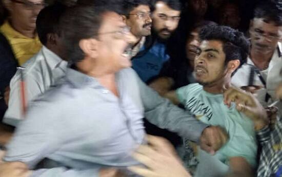 રાતે 2 વાગે સમગ્ર ઘટનાનું વીડિયો રેકોર્ડિંગ ગંભીરતાથી ચકાસ્યા બાદ ગુનો નોંધવામાં આવ્યો હતો અને પોલીસ હેડક્વાર્ટર ખાતે અટકાયતમાં રખાયેલા ઈન્દ્રનીલ રાજ્યગુરુ સહિતના કોંગી આગેવાનોની ધરપકડ કરવાનો નિર્દેશ પણ પોલીસ કમિશનરે આપ્યો હતો. 