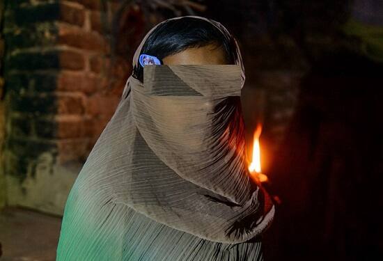 આ યુવતી ઘરેથી ભાગી ગઈ હોય તેના પરિવારની સભ્યોએ ગાંધીનગર પોલીસમાં તેને ગુમ થવા અંગે ફરિયાદ પણ નોંધાવી હતી. જોકે મોડી સાંજે પોલીસે એક રામુ યુવાનની અટકાયત કરી હતી. અટકાયત બાદ યુવાને પ્રાથમિક તબક્કે એવી કબૂલાત કરી હતી કે યુવતીને સીમાડાના એક રૂમમાં લઈ જઈને બળાત્કાર ગુજાર્યો હતો. પોલીસ તેની વધુ પુછપરછ કરીને તેના સાગરીને શોધી રહી છે. સ્મીમેર હોસ્પિટલના ગેટ પાસે યુવતીને ઉતારતા બન્ને યુવાનો સીસીટીવી કેમેરામાં દેખાય છે.