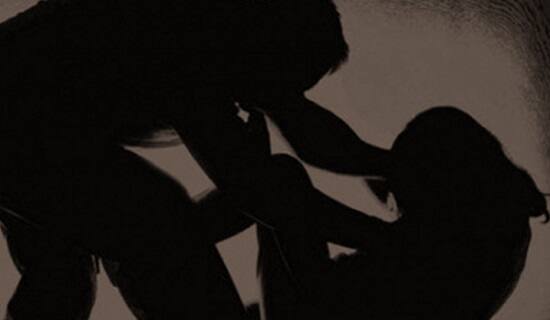 ગેંગરેપનો શિકાર બનેલી ગાંધીનગરની યુવતી છેલ્લાં ઘણાં સમયથી ડિપ્રેશનમાં હતી. ડિપ્રેશનમાં જ તે ઘરેથી નીકળી ગઇ હતી. જ્યાં ગાંધીનગરથી બસમાં બેસી તેણી સુરત આવી પહોંચી હતી અને નાદુરસ્ત તબિયતને કારણે અચાનક ચક્કર આવતા ડેપોની બહાર રોડ પર ઢળી પડી હતી અને બાદમાં નરાધમો તેણીને ઉપાડી જઇ હવસનો શિકાર બનાવી હતી.