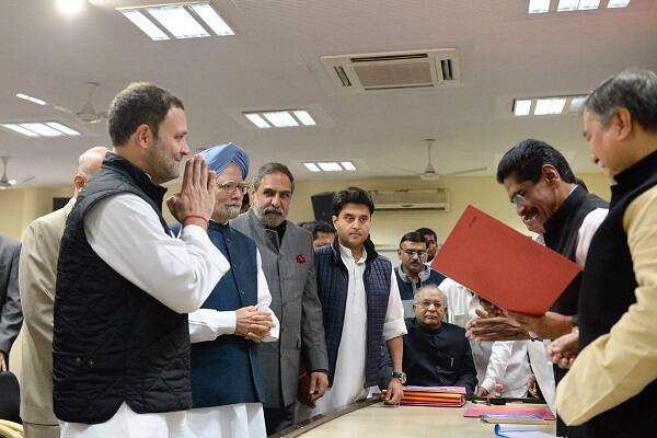 કૉંગ્રેસ ઉપાધ્યક્ષ રાહુલ ગાંધી નામાંકન દાખલ કરવા માટે પાર્ટીના હેડક્વાટર પહોંચ્યા પહેલા રાહુલ મનમોહન સિંહના ઘરે ગયા હતા. 