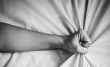 અન્ય યુવતી સાથે સેકસ સંબંધ બદલ પાઠ ભણાવવા યુવતીએ પતિના ગુપ્તાંગ પર શું નાંખ્યું? જાણીને ચોંકી જશો