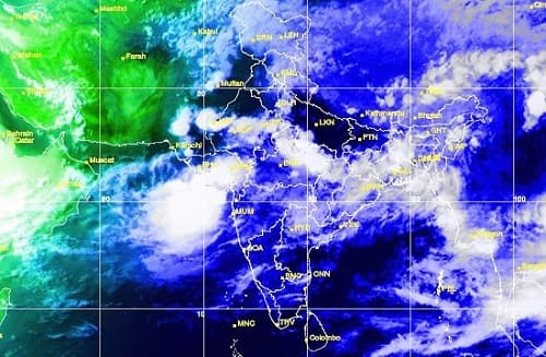 ઓખી વાવાઝોડું નજીક આવી રહ્યું છે ત્યારે જિલ્લા કલેક્ટર અજયપ્રકાશ દ્વારા પણ સાંજે તમામ વિભાગ ના મુખ્ય અધિકારીઓની તાકીદ ની બેઠક બોલાવેલી અને સંભવિત આપાતકાલીન સ્થિતિને પહોંચી વળવા માટેની તૈયારી ની સમીક્ષા કરી હતી અને દરેક વિભાગના અધિકારીઓને જરૂરી સૂચના આપવામાં આવી હતી.