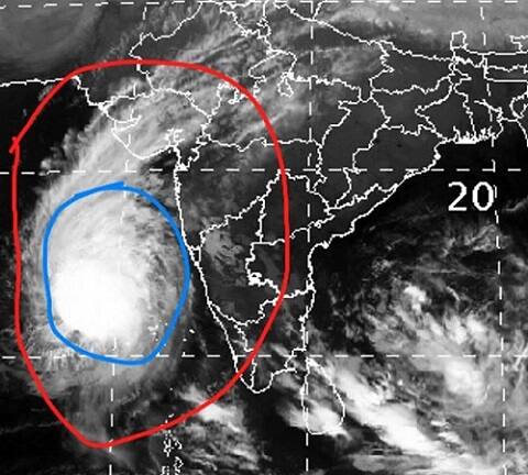અમદાવાદ: અરબી સમુદ્રમાં સર્જાયેલા ‘ઓખી’ વાવાઝોડાના કારણે ગુજરાતનો દરિયો તોફાની બનવાની શક્યતા સર્જાઈ રહી છે. અરબી સમુદ્રમાં સર્જાયેલા ‘ઓખી’ વાવાઝોડાના કારણે હવામાન વિભાગે આગામી 48 કલાકમાં આ વાવાઝોડું સૌરાષ્ટ્રના દરિયા કિનારે ત્રાટકી શકે છે અને 50થી 70 કિમીની ઝડપે પવન ફૂંકાય તેવી શક્યતા છે.