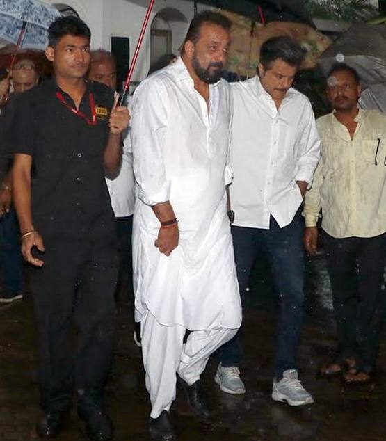 શશિ કપૂરને 2011માં પદ્મ ભૂષણ એવોર્ડથી સન્માનિત કરવામાં આવ્યા હતાં. આ જ કારણથી અંતિમ સંસ્કારમાં શશિ કપૂરને ત્રણવાર બંદૂકથી સલામી આપવામાં આવી હતી. આ સિવાય બેન્ડથી સલામી આપવામાં આવી હતી. આટલું જ નહીં નાની એવી પરેડ પણ કરવામાં આવી હતી.