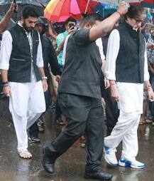 રાજકીય સન્માન સાથે થયા શશિ કપૂરના અંતિમ સંસ્કાર, અમિતાભ, શાહરૂખ, સંજય દત્ત સહિતના સ્ટાર ઉપસ્થિત 