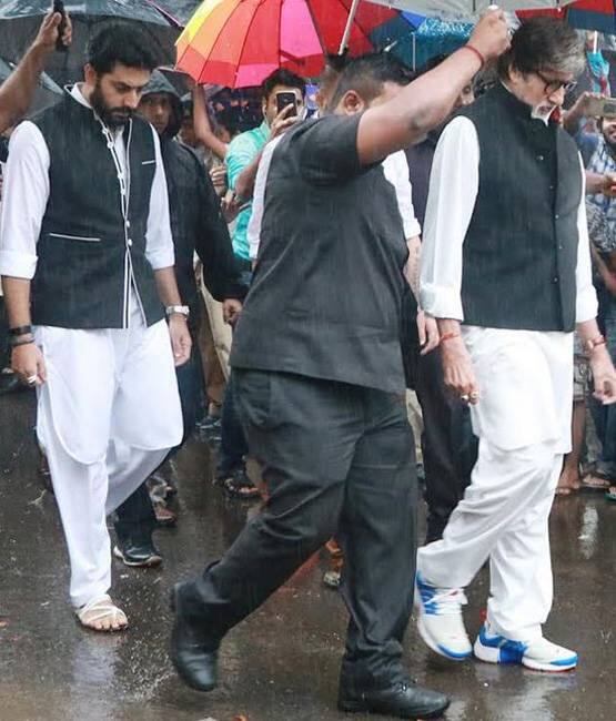 નવી દિલ્લી: આજે રાજકીય સમ્માન સાથે દિગ્ગજ ફિલ્મ અભિનેતા શશિ કપૂરના અંતિમ સંસ્કાર કરવામાં આવ્યા હતા. અંતિમ સંસ્કાર પહેલા મુંબઈ પોલીસે તેમના પાર્થિવ દેહને તિરંગામાં લપેટી સલામી આપી હતી. મુંબઈના સાતાંક્રૂજ હિંદુ સ્મશાનઘાટમાં અભિનેતાને અંતિમ વિદાય આપવા કપૂર પરિવારની સાથે અમિતાભ બચ્ચન, શાહરૂખ ખાન, સંજય દત્ત, સૈફ અલી ખાન, અનિલ કપૂર સહિતના ઉપસ્થિત રહ્યા હતા.
