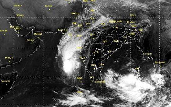 ‘ઓખી’ વાવાઝોડું નબળું પડતાં ભાવનગરમાં કલાકના 28 કિમીની ઝડપે પવન ફૂંકાવો શરૂ થયો હતો. સુરતમાં 50 કિમીની ઝડપે પવન ફૂંકાઈ રહ્યો હતો. જોકે હવે ગુજરાતના સદનસીબે આફત ટળી ગઈ છે. વાવાઝોડું સુરતમાં ત્રાટકે તે પહેલાં જ અરબી સમુદ્રમાં સમાઈ ગયું છે. જેને પગલે વહીવટેતંત્રે રાહતનો શ્વાસ લીધો હતો.