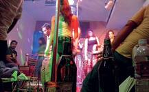 બારગર્લ સાથે ‘અંગત પળો’ માણવા વાપીનો વેપારી મુંબઈ ગયો પછી શું થયું? જાણો વિગત