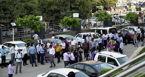 ગુજરાત ઉપરથી ઓખી વાવાઝોડાનું સકંટ ટળ્યાની કળ વળે એ પહેલાં જ બુધવારે બપોરે રાજકોટવાસીઓને વધુ એક કુદરતી ઝાટકો એ સમયે લાગ્યો કે જ્યારે 3.1ની તીવ્રતા સાથેનો ધરતીકંપનો આંચકો અનુભવાયો હતો.