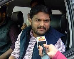 સુરત: મોરારીબાપુની રામકથામાં જતા હાર્દિક પટેલને અટકાવાયો, આચારસંહિતાનું અપાયું કારણ