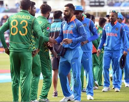 નવી દિલ્લી: પાકિસ્તાન સાથે લગભગ પાંચ-છ વર્ષોથી દ્વિપક્ષીય સીરીઝ ન રમવાના કારણે ભારતને મોટું નુકશાન ભોગવવું પડી શકે છે. તેના કારણે ભારત આવતા વર્ષે યોજાનાર એશિયા કપની યજમાની નહીં કરી શકે, ભારતે 2018ના જૂન મહિનામાં એશિયા કપની યજમાની કરવાની છે. પણ સરકારે ભારતીય ક્રિકેટ કંટ્રોલ બોર્ટને હજુ સુધી તેની મંજૂરી આપી નથી કે તે પાકિસ્તાન સાથે દ્વિપક્ષીય સીરીઝ રમે. પાકિસ્તાન ક્રિકેટ બોર્ડે તેની સાથે દ્વિપક્ષીય સીરીઝ ન રમવા પર બીસીસીઆઈ પાસે 70 યૂએસ ડૉલરની માગ કરી હતી. 