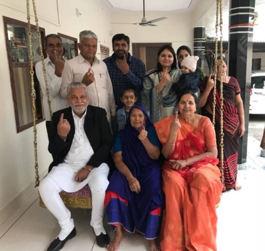 ભાજપના રાષ્ટ્રીય નેતા પુરુષોત્તમ રૂપાલાએ પોતાના વતન ઇશ્વરીયા અમરેલી ખાતે પરિવાર સાથે મતદાન કર્યું હતું, રૂપાલા કેન્દ્ર સરકારમાં કૃષિ, ખેડૂત કલ્યાણ અને પંચાયતી રાજ મંત્રાલયના મંત્રી છે