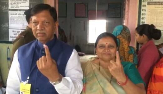 જંબુસર ભાજપના ઉમેદવાર છત્રસિંહ મોરીએ પત્ની સાથે વોટિંગ કર્યું, મોરી રાજ્ય સરકારના પૂર્વ મંત્રી રહી ચૂક્યા છે