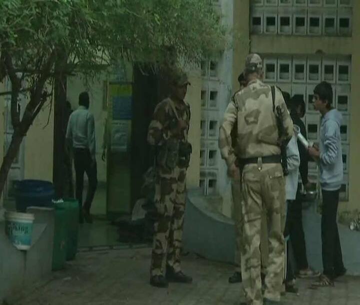 નવી દિલ્હીઃ ગુજરાતમાં સવારે 8 વાગતાં જ પ્રથમ તબક્કાની 89 સીટો પર મતદાન શરૂ થઈ ગયું છે. મોટા પ્રમાણમાં મતદારો વોટિંગ કરે તે માટે વડાપ્રધાન નરેન્દ્ર મોદીએ આજે સવારે ટ્વિટ કર્યું છે. મોદીએ ટ્વિટ કરીને લખ્યું કે, આજે ગુજરાતમાં પ્રથમ તબક્કાનું મતદાન છે. સર્વે મતદારોને લોકશાહીના ઉત્સવમાં ભાગ લેવા અને વિશાળ સંખ્યામાં મતદાન કરવાની અપીલ કરું છું. સૌરાષ્ટ્ર સહિત આ જગ્યાએ વોટિંગ: અમરેલી, ભાવનગર, કચ્છ, મોરબી, રાજકોટ, જામનગર, પોરબંદર, દ્વારકા, ગીર સોમનાથ, જૂનાગઢ, બોટાદ, નર્મદા, ભરૂચ, સુરત, તાપી, ડાંગ, નવસારી, વલસાડ, સુરેન્દ્રનગર