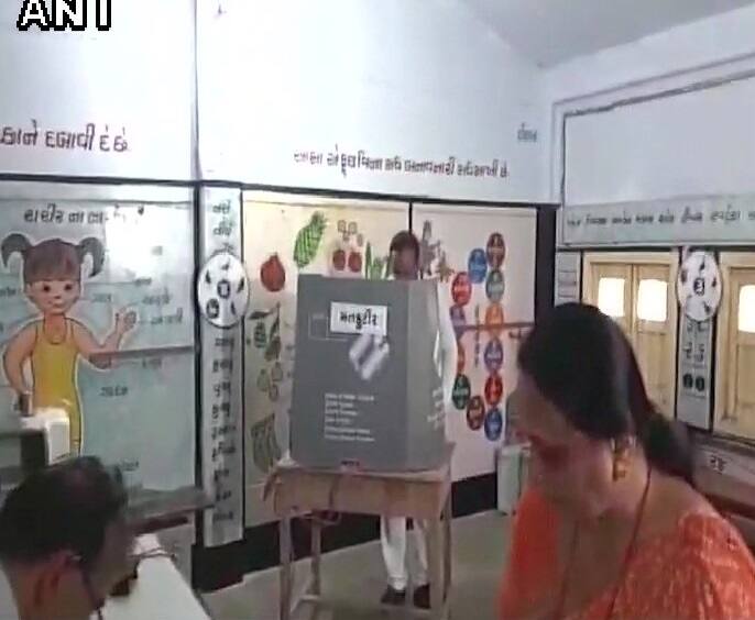 કોંગ્રેસના નેતા અર્જૂન મોઢવાડિયાએ પોરબંદર ખાતે મતદાન કર્યુ હતું, આ બેઠક પર ખરાખરીનો જંગ છે, ભાજપે અહીં સીટીંગ એમએલએ બાબુ બોખરીયાને મેદાને ઉતાર્યા છે 