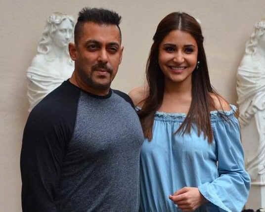 નવેમ્બર મહિનામાં ક્રિકેટર વિરાટ કોહલીએ શ્રીલંકા સામે વન-ડે અને ટી-20 રમવાની ના પાડીને વ્યક્તિગત કારણોસર રજા લીધી હતી. ત્યારથી એવો અંદાજ લગાવવામાં આવતો હતો કે અનુષ્કા અને વિરાટ જલ્દી લગ્નગ્રંથિથી જોડાઈ શકે છે.