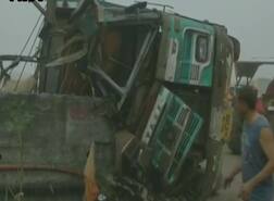 સુરતઃ સારોલી રોડ પર ટ્રક પલટી જતાં 4નાં મોત, બોનેટ કાપી લાશ બહાર કાઢવામાં આવી