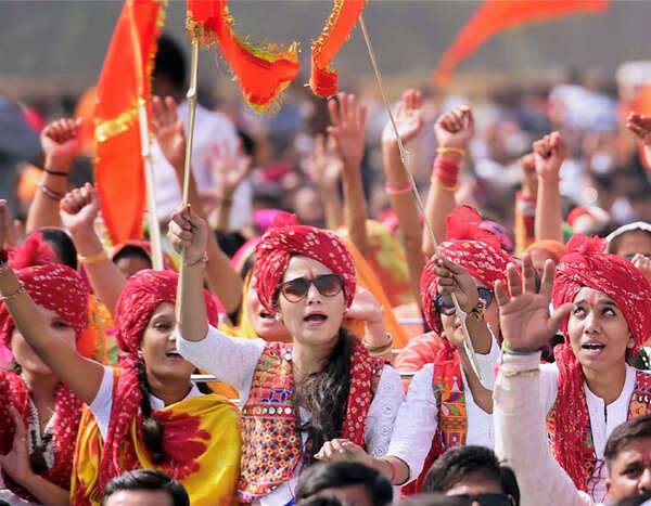 રાજસ્થાનમાં કરણી સેના, બીજેપી લીડર્સ અને હિન્દુવાદી સંગઠનોએ ઈતિહાસ સાથે છેડછાડનો આરોપ લગાવ્યો છે. રાજપૂત કરણી સેનાનું માનવું છેક આ ફિલ્મમાં પદ્માવતી અને ખિલજી વચ્ચે ઈન્ટિમેટ સીન ફિલ્માવવામાં આવ્યો હોવાથી તેમની લાગણી દુભાઈ છે. તેથી આ ફિલ્મ રજૂ થાય તે પહેલા રાજપૂત પ્રતિનિધિઓને બતાવવી જોઈએ.