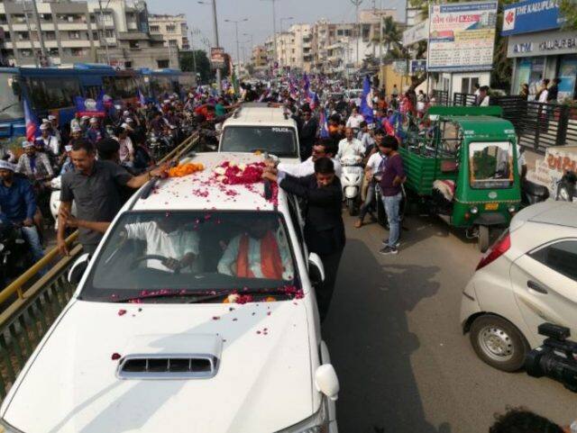 હાર્દિકના રોડ શોમાં 2000 બાઈકનો ઉપયોગ થયો. આ દરમિયાન તેઓ યુવાનો સાથે હાથ મિલાવી રહ્યા હતા અને પોતાનાથી મોટા લોકોનો આશીર્વાદ પણ લઈ રહ્યા હતા. હાર્દિકનું માનવું છે કે સુરતની જેમ જ અમદાવાદમાં તેમને સારી પ્રતિક્રિયા મળશે.
