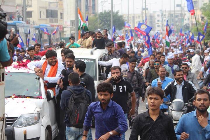 હાર્દિકે સમર્થકોની મદદથી 2000 બાઈકનો રોડ શો કર્યો. 15 કિમી સુધી આ રોડ શોમાં ભીડની સાથે-સાથે હાર્દિકનો ઉત્સાહ પણ જોવા મળ્યો હતો. હાર્દિક 3 વાગ્યા નજીક નિકોલ જશે જ્યાં પાટીદાર આંદોલન સમયે ઘણી હિંસા ફાટી નીકળી હતી.