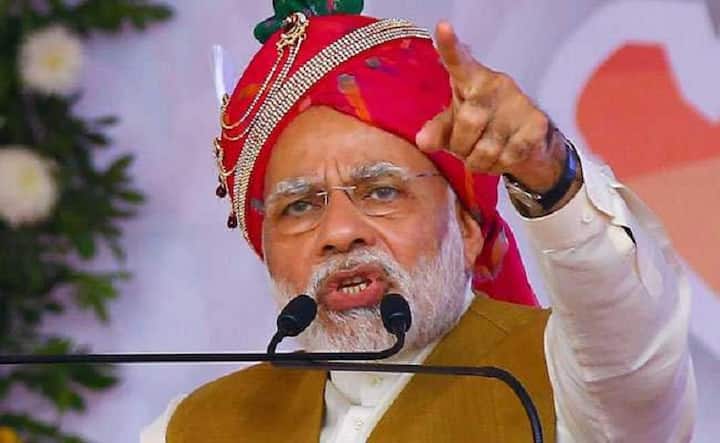 અમદાવાદઃ ગુજરાતમાં વિધાનસભાની ચૂંટણીઓના બીજા તબક્કાના મતદાનનો પ્રચાર પૂરજોરમાં ચાલી રહ્યો છે, ત્યારે દેશભરમાં ગુજરાતમાં પ્રથમ વખત PM મોદી SEA-પ્લેન મારફતે સાબરમતી રિવરફ્રન્ટના સરદારબ્રીજ ખાતેથી રવાના થઈ ધરોઈ ડેમ ખાતે લેન્ડિગ કર્યું હતું અને ત્યાંથી રોડ માર્ગે અંબાજી પહોંચ્યા હતા. અંબાજી પહોંચેલા પ્રધાનમંત્રી નરેન્દ્ર મોદીએ મા અંબાજીના દર્શન કર્યા હતા. 