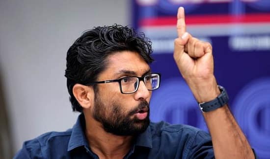 તેણે વધુમાં કહ્યું હતું કે, મને જીતનો વિશ્વાસ છે. ગુજરાતમાં વિકાસનો મુદ્દો પાછળ જતો રહ્યો છે કેમ કે સત્તાધારી ભાજપ છેલ્લા ઉપાય તરીકે સાંપ્રદાયિક કાર્ડનો ઉપયોગ કરી રહ્યો છે. આ બધાં પોતાનો વાસ્તવિક રંગ બતાવી રહ્યા છે. મહિનાઓ સુધી વિકાસની વાત કરશે, પરંતુ છેલ્લા સમયે મતદારોનું ધ્રુવીકરણ કરશે.